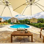 Sonnenliebe Mit Pool Bei Zadar 別荘 Radovin
