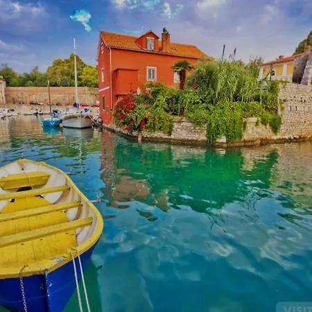 Sonnenliebe Mit Pool Bei Zadar